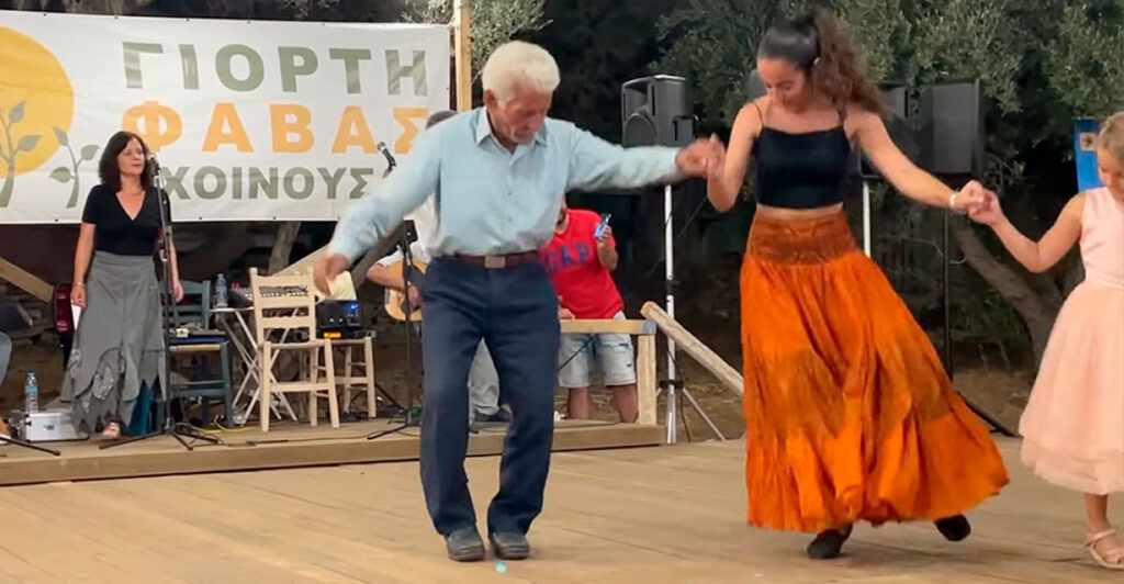 Σχοινούσα: Πέθανε ο 92χρονος Γιώργος Κωβαίος που χόρευε με την εγγονή του σε τοπικές γιορτές του νησιού
