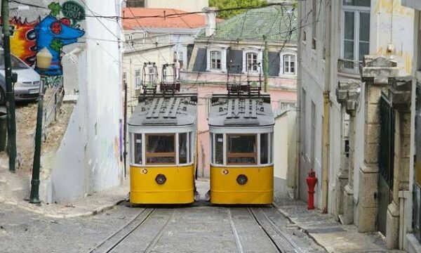 Τραγωδία στη Λισαβόνα: Τι είναι το διάσημο τελεφερίκ Γκλόρια και πώς λειτουργεί- Στους 17 οι νεκροί