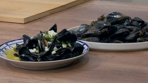 Μύδια Χαλάστρας σαγανάκι με φέτα, μουστάρδα και κάπαρη