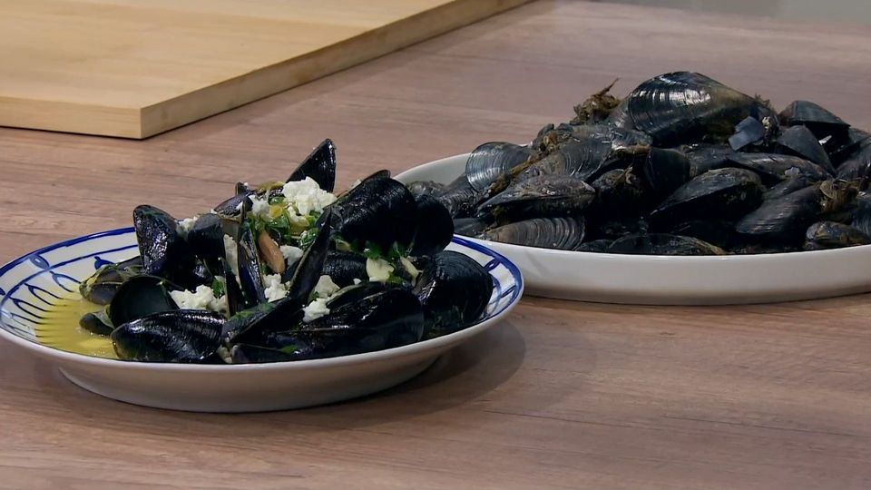 Μύδια Χαλάστρας σαγανάκι με φέτα, μουστάρδα και κάπαρη