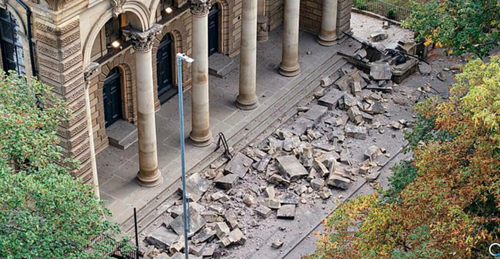 Τρομακτικό βίντεο: Κατέρρευσε βικτωριανός ναός στην Αγγλία – Την τελευταία στιγμή γλίτωσε περαστικός