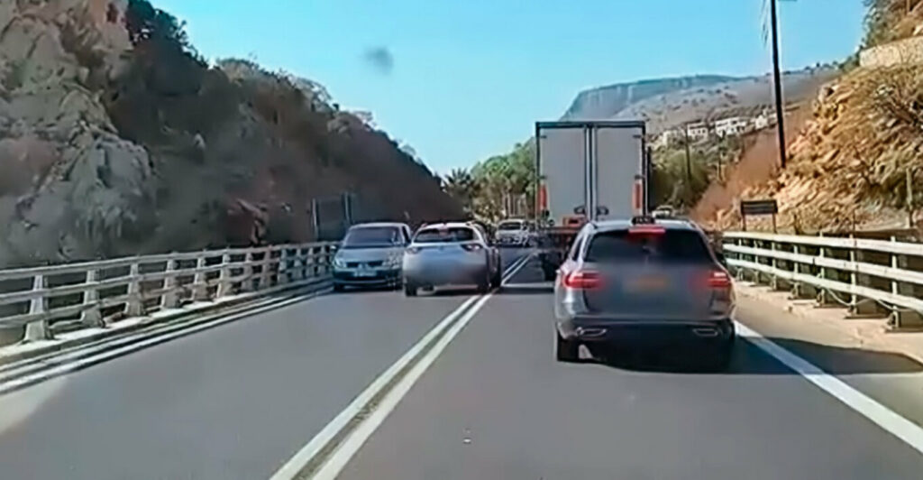 Επικίνδυνη προσπέραση στον ΒΟΑΚ: Μπήκε στο αντίθετο ρεύμα για να περάσει 3 οχήματα – Η μετωπική αποφεύχθηκε την τελευταία στιγμή
