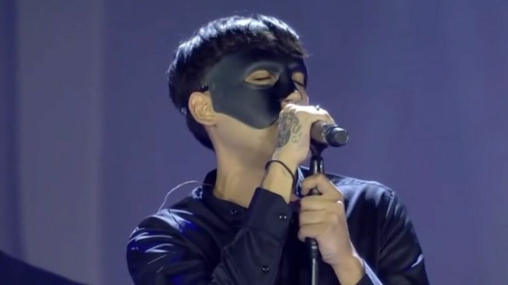 Sicario: Ποιος είναι ο 18χρονος τραγουδιστής με τη μάσκα που εμφανίστηκε στη συναυλία για τον Στέλιο Καζαντζίδη