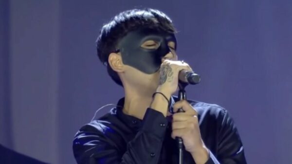 Sicario: Ποιος είναι ο 18χρονος τραγουδιστής με τη μάσκα που εμφανίστηκε στη συναυλία για τον Στέλιο Καζαντζίδη