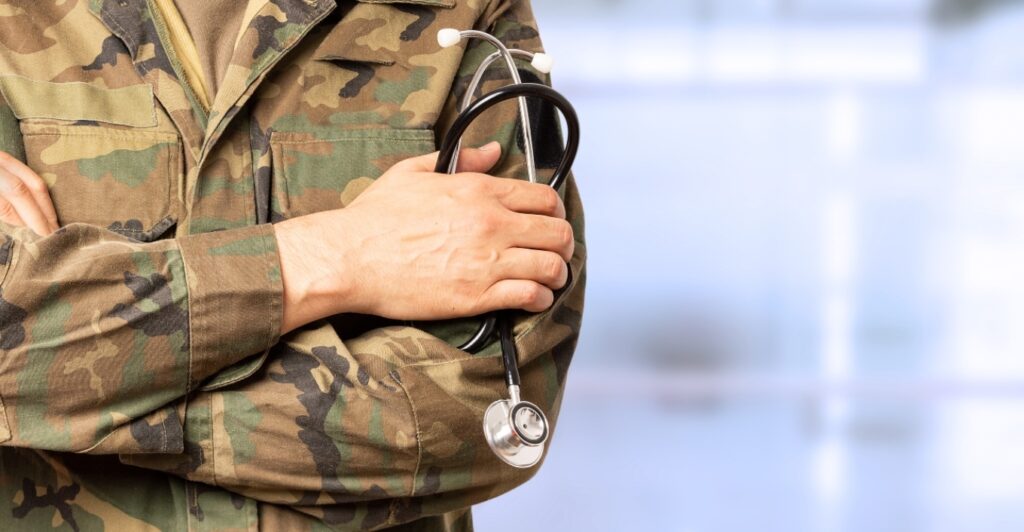 Σε διαθεσιμότητα στρατιωτικός γιατρός από τη Λάρισα – Καταγγέλθηκε από πρώην συντρόφους του για ενδοοικογενειακή βία