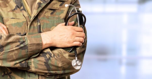 Σε διαθεσιμότητα στρατιωτικός γιατρός από τη Λάρισα – Καταγγέλθηκε από πρώην συντρόφους του για ενδοοικογενειακή βία