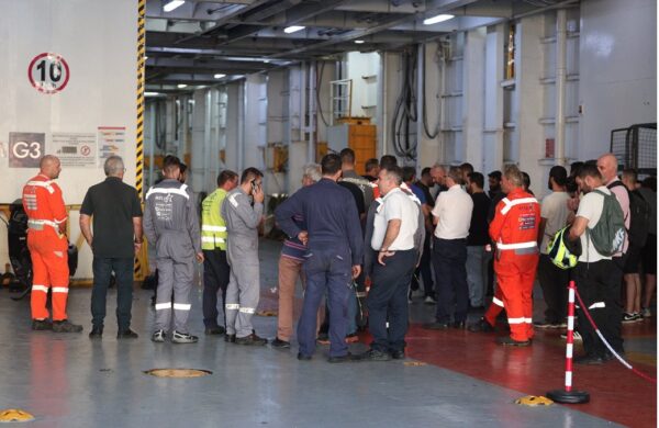 Aπεργιακή κινητοποίηση στα πλοία της ακτοπλοΐας μετά τον θάνατο 20χρονου ναυτεργάτη στο «Blue Star Χίος» – Τι διεκδικούν τα σωματεία