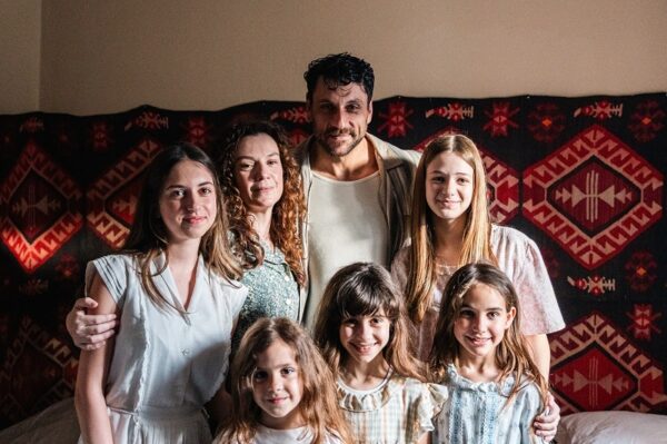 Το Σπίτι Δίπλα Στο Ποτάμι: Πέγκυ Τρικαλιώτη και Γιώργος Χρυσοστόμου δίνουν ζωή στη Θεοδώρα και τον Γεράσιμο!