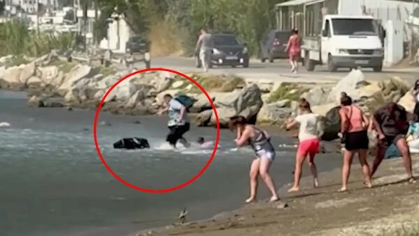 Σκιάθος: Τουρμπίνες αεροσκάφους «πέταξαν» βαλίτσες τουριστών στο νερό – Δείτε βίντεο