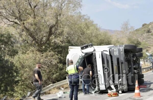 Ηράκλειο: 17χρονος οδηγός φορτηγού έχασε τη ζωή του μετά από τροχαίο στην Αγία Πελαγία – Σοκαριστικές εικόνες από το σημείο