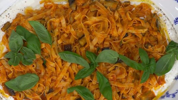 Χυλοπίτες Εύβοιας με σάλτσα ντομάτας και μελιτζάνα στον φούρνο