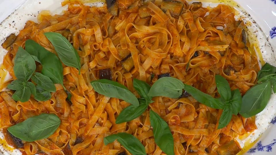 Χυλοπίτες Εύβοιας με σάλτσα ντομάτας και μελιτζάνα στον φούρνο