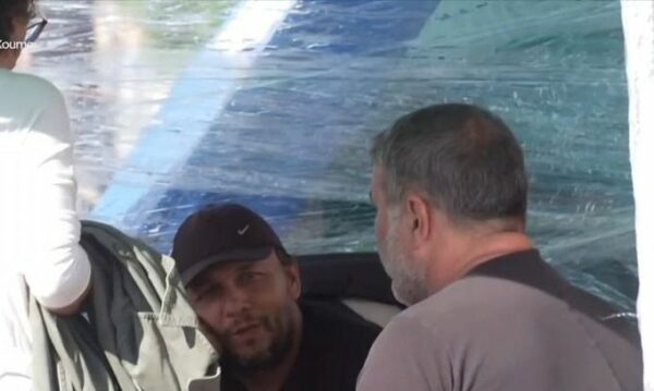 Ο Βασίλης Μπισμπίκης στο πλευρό του Πάνου Ρούτσι στο Σύνταγμα