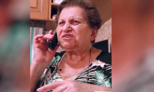 «Μοιχεία; Εγώ ποτέ! Αυτά τα λέει η νύφη μου»: Το ανατρεπτικό σποτ της ΕΛ.ΑΣ. με την «κυρία Χρυσούλα»