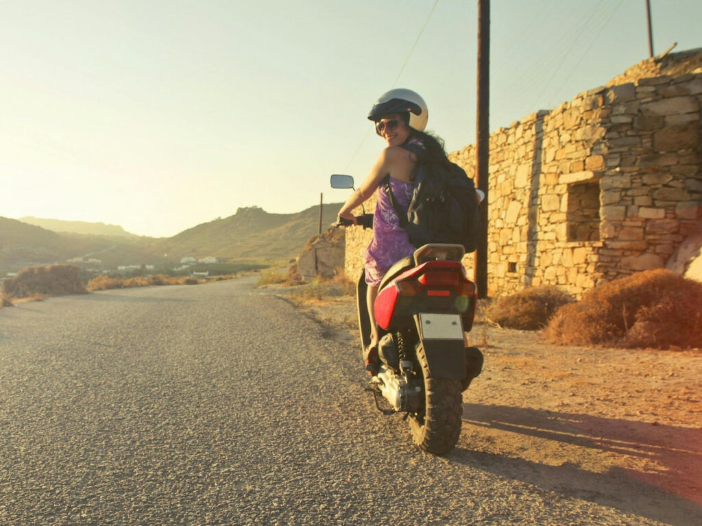 Αντί για κλήσεις, η Τροχαία Αττικής μοιράζει κράνη – Δείτε τα σημεία όπου μπορείτε να τα παραλάβετε