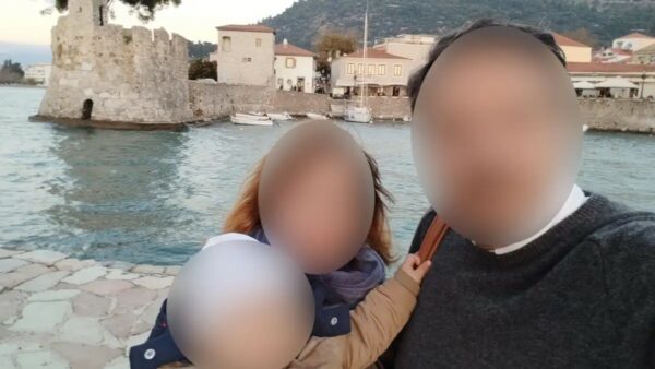 Κορωπί: Μάχη για να κρατηθεί στη ζωή δίνει η 40χρονη που ξυλοκοπήθηκε από τον σύζυγό της – Με χτυπήματα και ο 4χρονος γιος τους