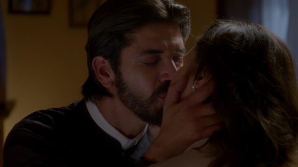 Άγιος έρωτας – Χλόη και πατήρ Νικόλαος δεν μπορούν να αγνοήσουν τα συναισθήματά τους