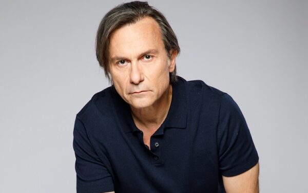 “Να μ’ αγαπάς” – Γνωρίστε τον Άγγελο Μανιάτη, έναν άντρα απ΄ το παρελθόν, που απειλεί την οικογένεια Καλλιγά