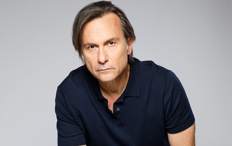 “Να μ’ αγαπάς” – Γνωρίστε τον Άγγελο Μανιάτη, έναν άντρα απ΄ το παρελθόν, που απειλεί την οικογένεια Καλλιγά