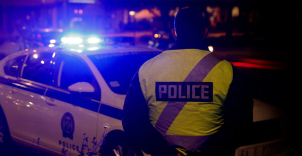 Καλλιθέα: 50χρονος σε αμόκ χτυπούσε αυτοκίνητα, επιτέθηκε σε αστυνομικούς – Τον πυροβόλησαν για να τον ακινητοποιήσουν