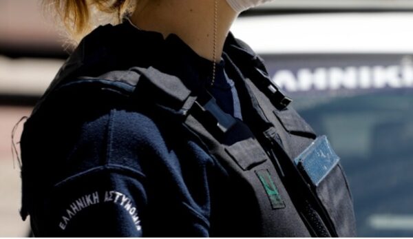 «Τα πράγματα δεν έγιναν έτσι» υποστηρίζει ο αστυνομικός που καταγγέλθηκε από την πρώην σύντροφό του για ξυλοδαρμό – «Με λύγισε» λέει η ίδια