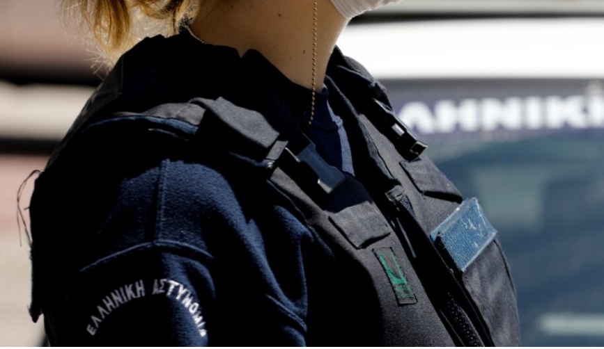 «Τα πράγματα δεν έγιναν έτσι» υποστηρίζει ο αστυνομικός που καταγγέλθηκε από την πρώην σύντροφό του για ξυλοδαρμό – «Με λύγισε» λέει η ίδια