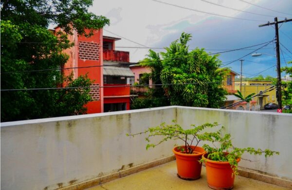 Πετούσε πέτρες στο μπαλκόνι της πρώην συντρόφου του και την απειλούσε