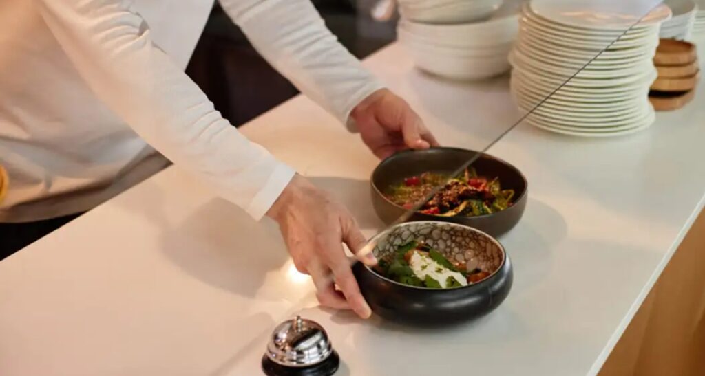 Χειροπέδες σε γνωστό τηλεοπτικό σεφ για χρέη στο Δημόσιο