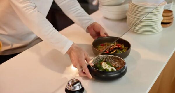 Χειροπέδες σε γνωστό τηλεοπτικό σεφ για χρέη στο Δημόσιο