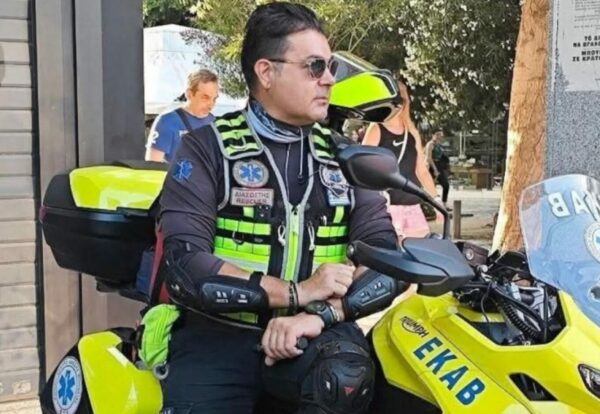 Πένθος στο ΕΚΑΒ: Κατέληξε μετά από 49 μέρες στη ΜΕΘ διασώστης που τραυματίστηκε σε τροχαίο στην Καλλιθέα