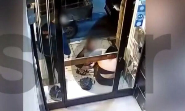 Γκάζι: «Σας αγαπώ…» – Η στιγμή που η 16χρονη καταρρέει έξω από το κλαμπ