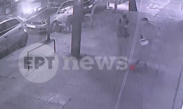 Καλλιθέα: Βίντεο ντοκουμέντο από την επίθεση με μαχαίρι σε αστυνομικούς