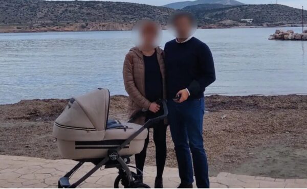 Κορωπί: «Ήταν διαρκώς στεναχωρημένη και το παιδί τρομαγμένο», λέει γειτόνισσα της 40χρονης που ξυλοκοπήθηκε από τον σύζυγό της