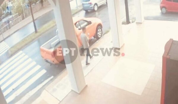 Φοινικούντα: Βίντεο δείχνει τον 22χρονο έξω από τα ΚΤΕΛ Καλαμάτας μετά το φονικό – Είχε υποστηρίξει ότι διέφυγε κολυμπώντας