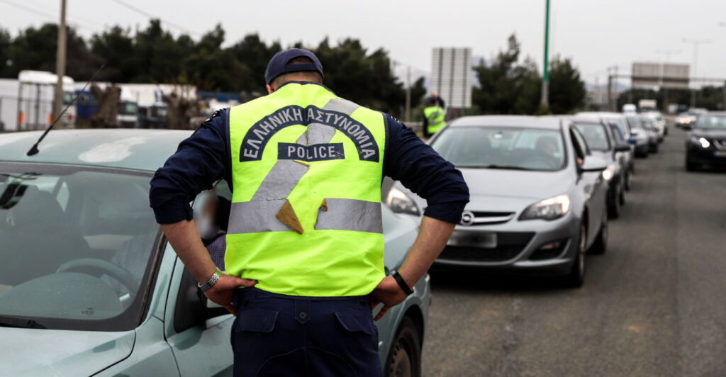 Μπλόκα της Τροχαίας: Τι προβλέπει ο νόμος για τους οδηγούς που προειδοποιούν άλλους – Το «παίξιμο» με τα φώτα και οι ομάδες στα τσατ