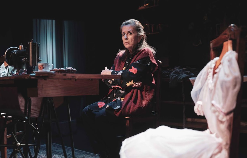 “Μια Ζωή – Ο μονόλογος μιας μοδίστρας”, του Πέτρου Ζούλια, με τη Νένα Μεντή – Πρεμιέρα 25/10 στο Πτι Παλαι