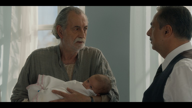 Porto Leone: Στη γειτονιά με τα κόκκινα φανάρια – Ο Ντίνος Βούλγαρης αποφασίζει να δώσει ένα μάθημα στη Λένα, δίνοντας το ανεπιθύμητο εγγονάκι του για υιοθεσία στη Γερμανία!