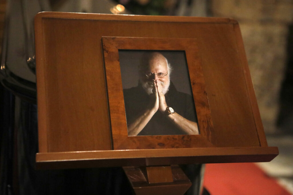 Η Ελλάδα αποχαιρετά τον Διονύση Σαββόπουλο – Στο παρεκκλήσι της Μητρόπολης Αθηνών η σορός του για το λαϊκό προσκύνημα