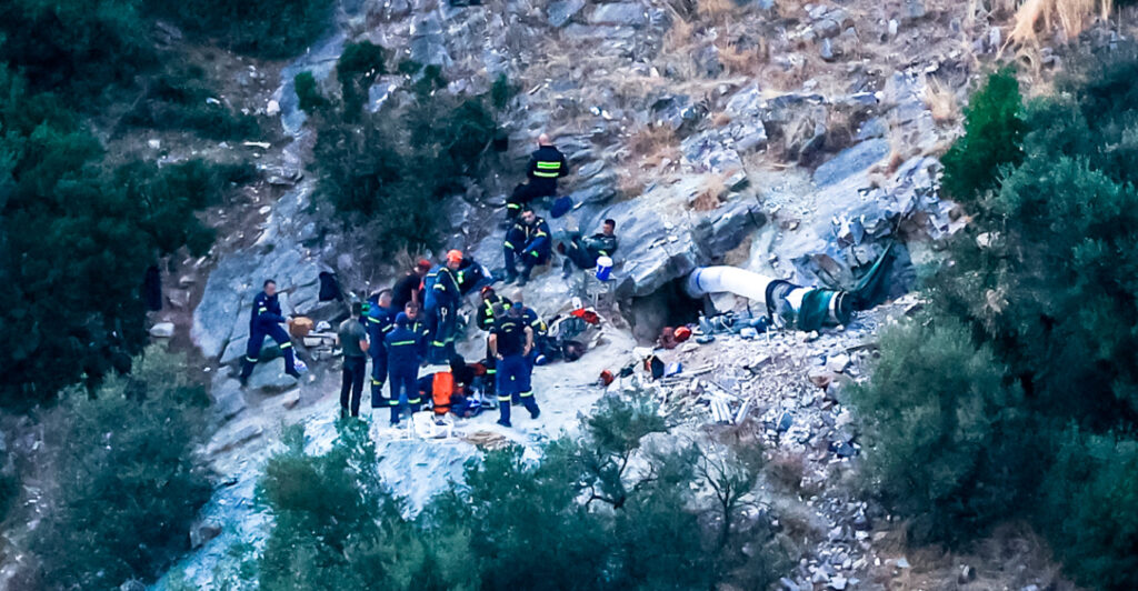 Επί 12 ώρες προσπαθούσαν να απεγκλωβίσουν τον 53χρονο στη Λάρισα – Πώς έγινε η τραγωδία, τι έψαχνε στη σπηλιά