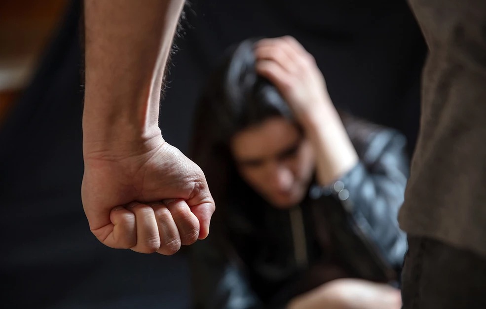 Απίστευτο περιστατικό οικογενειακής βίας: 42χρονος γύρισε την κόρη του ανάποδα και έπιασε την πρώην σύζυγο από τον λαιμό