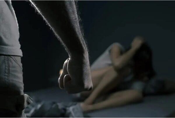 Ποινική δίωξη σε βάρος του πλαστικού που ξυλοκόπησε τη 43χρονη στη μέση του δρόμου στη Συγγρού