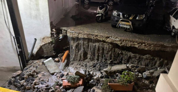 Kακοκαιρία Adel: Μεγάλες ζημιές σε Σαντορίνη και Θάσο – Κατολισθήσεις, πλημμύρες και κατάρρευση τοιχίου- Ξηλώθηκαν δρόμοι