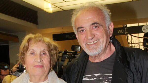 Νίκος Καρβέλας: Αυτός είναι ο μεγαλύτερος αδερφός του – Η σπάνια εμφάνιση και η άγνωστη ζωή του