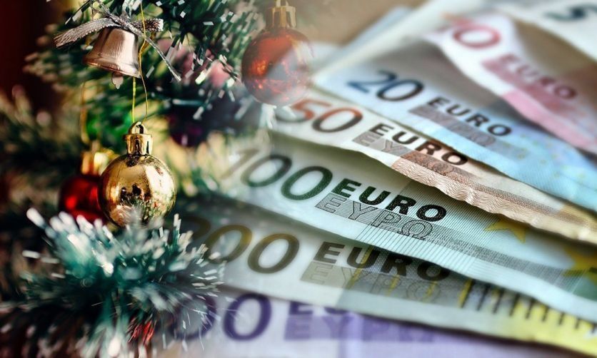 Δώρο Χριστουγέννων 2025: Ανατροπή με την ημερομηνία καταβολής – Πότε θα μπουν τα χρήματα