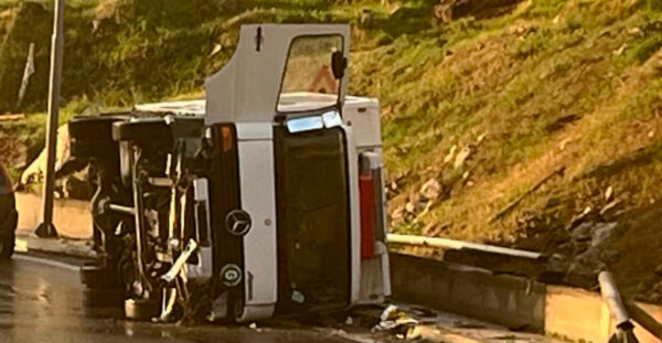 Φορτηγό ανετράπη στο Κερατσίνι: Νεκρή η 54χρονη μητέρα του οδηγού, πήγαιναν στη λαϊκή για δουλειά