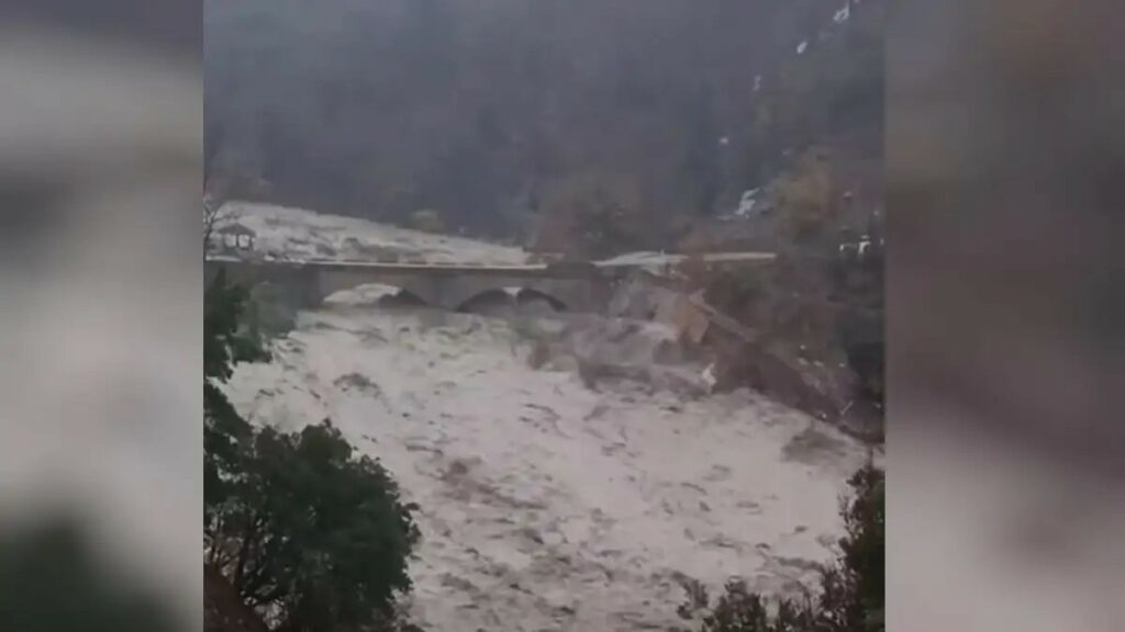 Κακοκαιρία: Βιβλική καταστροφή από τις πλημμύρες σε Ιόνιο και Ήπειρο – «Ποτάμια» οι δρόμοι, κατολισθήσεις και διακοπές ρεύματος