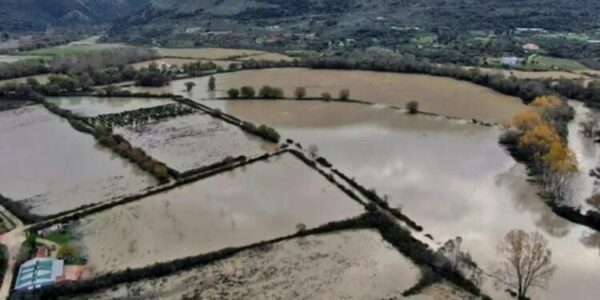 Κακοκαιρία: Κατέρρευσε πλαγιά, υπερχείλισε ο Καλαμάς – Προβλήματα από την κακοκαιρία στη βόρεια Κέρκυρα