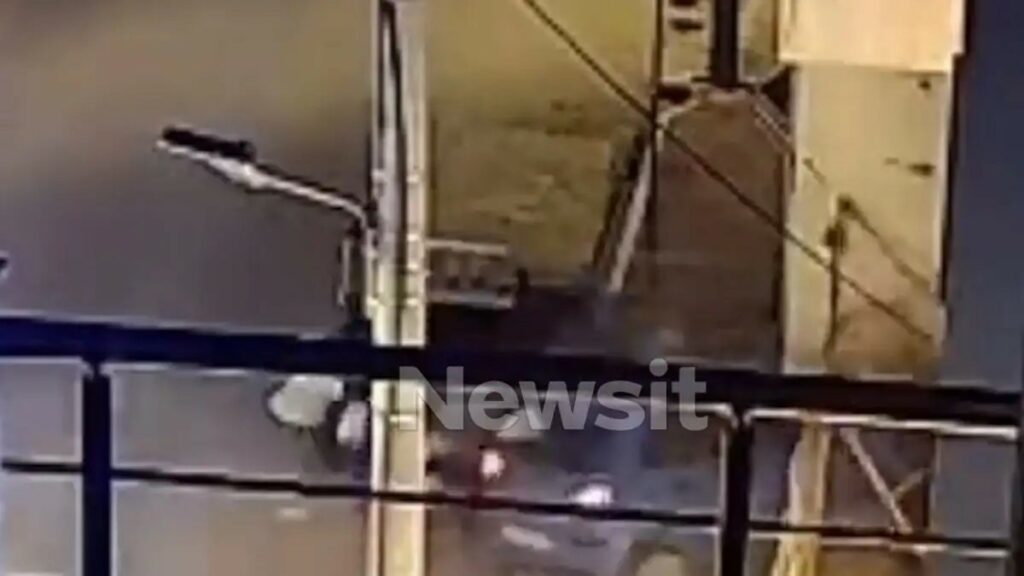 Βίντεο – σοκ: Η στιγμή που το αυτοκίνητο πέφτει πάνω στους πεζούς στη Λούτσα και σκοτώνει 24χρονο μπροστά στα μάτια της μάνας του