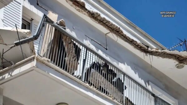 Πανικός στο Άργος: Κατέρρευσε τμήμα μπαλκονιού και πλάκωσε 50χρονη