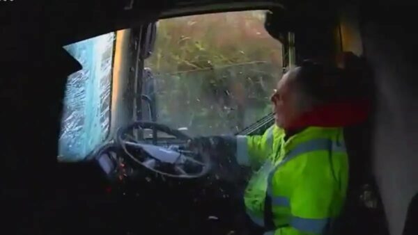 Συγκλονιστικό βίντεο με οδηγό φορτηγού να «καρφώνεται» σε βανάκι – Οδηγούσε με θολωμένο παρμπρίζ